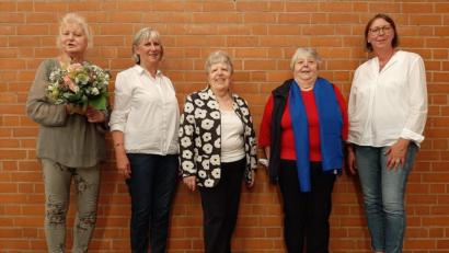 Bild: exb
Die ausscheidende Vorsitzende Anneliese Bauer zusammen mit der neuen Vorsitzenden Angelika Kirner, Schriftführerin Irene Meyer, Bezirksleiterin des Frauenbundes Irene Zeller und Schatzmeisterin Judith Dotzler (von links).