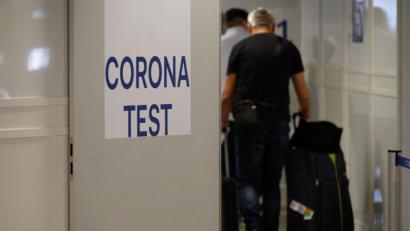 Bild: Henning Kaiser/dpa
Reiserückkehrer gehen zum Corona-Testzentrum im Flughafen Düsseldorf. Bereits jetzt kann man sich freiwillig testen lassen, eine Pflicht soll kommen.