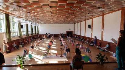 Bild: Grundschule Plößberg/exb
Das Bild zeigt die Klassen 1 und 2 im Kultursaal.