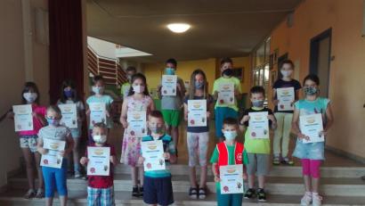 Bild: jzk
Nicht nur die fleißigsten Antolin-Leser bekamen eine Urkunde, sondern auch viele andere Grundschüler aus allen vier Klassen. Wegen der Abstandsregelung ist nur die Hälfte der Kinder auf dem Foto.