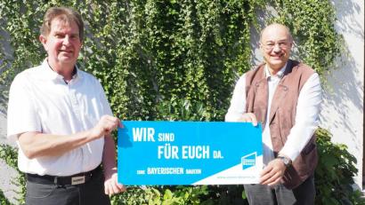 Bild: bl
BBV-Kreisobmann Josef Irlbacher und Geschäftsführer Josef Wittmann machen sich für die von Klimawandel und Vorschriften gebeutelten Landwirte stark.