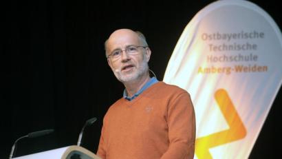 Archivbild: Wolfgang Steinbacher
Aufnahme vom Ethik-Forum "Fake Science - was wir in Zeiten von Fake-News und Co. noch glauben dürfen" mit Harald Lesch, im Musikomm Amberg.