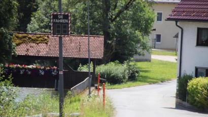 Bild: jma
Mit einer mobilen Messstelle will die Stadt Auerbach Daten über die gefahrenen Geschwindigkeiten am Kammerberg sammeln.