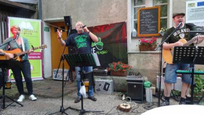 Bild: hka
Nach der langen Pause genießen Éire Music – (von links) Anita Kinscher, Sam Stadler und Holger Hermann – den Auftritt im Minerva-Garten.