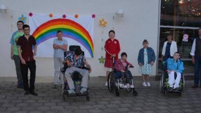 Bild: jr
Mit einer Abschlussfeier im Schulgarten verabschiedete die Berufsschulstufe des Lebenshilfe-Förderzentrums zehn Absolventen. Mit dabei waren die Klassenlehrer Sabine Heß und Stefanie Hetz (von links), Konrektorin Anne Geiger (Fünfte von rechts) sowie Lebenshilfe-Geschäftsführer Berthold Kellner (Vierter von rechts).