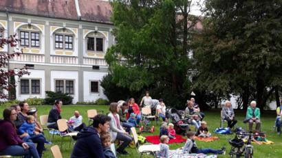 Bild: Markus Scharnagl/exb
Zur Kinderkirche im Freien im Pfarrgarten hatten die Kleinen auch ihre Fahrzeuge mitgebracht, die im Anschluss gesegnet wurden.