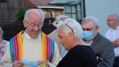 Bild: wlr
Pfarrer Franz Winklmann und seine Haushälterin Hanna Schmid, der der Jubilar sehr dankbar ist für die aufmerksame Pflege während seiner Krankheit. "Sie passt schon immer gut auf mich auf, dass ich alles richtig mache", sagte der Ruhestandsgeistliche schmunzelnd.