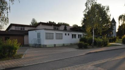 Bild: ak
Die Container am Kindergarten Birkenweg sind aufgestellt und beherbergen ab Herbst eine weitere Gruppe, bis der bereits beschlossene Anbau bis nächstes Jahr fertiggestellt ist.