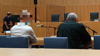 Bild: lue
Ein Mann aus dem Kreis Tirschenreuth musste sich am Montag vor der großen Strafkammer in Weiden verantworten. Auf dem Bild sind er und sein Verteidiger zu sehen. Ihm wurde der Handel mit Drogen, die Abgabe an Minderjährige sowie gefährliche Körperverletzung zu Last gelegt.