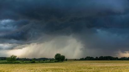 Symbolbild: Bernd März/dpa
Ein aufziehendes Gewitter.