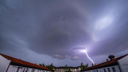 Bild: Lino Mirgeler/dpa
Ein Blitz schlägt in der Ferne ein.