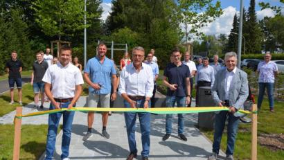 Bild: jr
Beim Durchschneiden des Bandes zum neuen Sportareal am Freibad mit dabei waren (von links) Lukas Üblacker, der frühere Sportbeauftragte Huberth Rosner, Bürgermeister Franz Stahl, der neue Sportbeauftragte Sebastian Wiedemann und Karl Jäger.