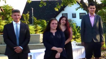 Bild: Rainer Kaleschke
Die Abschlussbesten aus der 10a der Mittelschule Kümmersbruck wurden ausgezeichnet (von links): Rektor Florian Fuchs, Klassensprecherin Gina Feindt, Martina Kardos und Simon Bladeck.