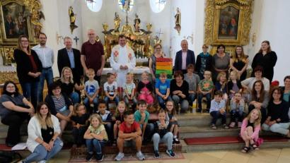 Bild: le
Beim Abschlussgottesdienst für die Vorschulkinder wird Roswitha Bergmann (rechts neben Pfarrer Max Früchtl) aus dem Kindergartenteam von St. Johannes Maria Vianney verabschiedet.