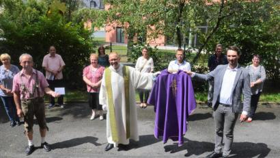Bild: Kunz
Der Pfarrgemeinderat von Herz Jesu verabschiedet Pfarrvikar Andreas Reber mit einem Geschenk.