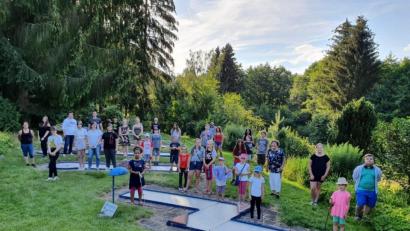 Bild: njn
Viel Spaß hatten die Buben und Mädchen des Jugendrotkreuzes auf der Minigolfanlage von Margarete Goller (Vierte von rechts). Mit auf dem Bild istGruppenleiterin Monika Stahl (links).