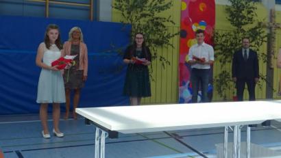 Bild: Mauritz
Bürgermeister Martin Birner, Schulleiterin Irene Träxler (hinten, von rechts) sowie Konrektor Markus Binder und Klassenleiter Stefan Haberl (hinten, von rechts) ehrten die besten Absolventen der 10M an der Neunburger Mittelschule.