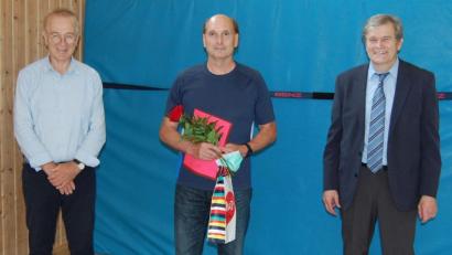Bild: weu
Rektor Werner Winderl (rechts) und Konrektor Rudolf Schneider würdigten das Wirken von Fachoberlehrer Fritz Schwarz (Mitte). Mit Urkunde, Geschenken und im Rahmen einer Feierstunde wurde er in den Ruhestand verabschiedet.