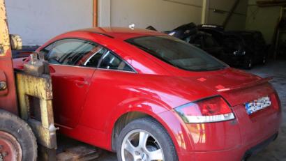 Bild: Alexander Auer
Die Polizei sucht in Regensburg nach Unbekannten die mit diesem Audi vor Schleierfahndern flüchteten. Das Auto wurde mittlerweile bei Pentling aufgefunden. Die Autoinsassen sind weiterhin auf der Flucht.