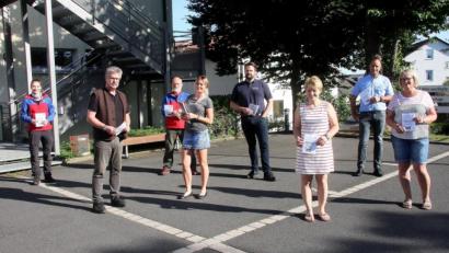 Bild: wro
Vorbereitet haben das Ferienprogramm Vereine und Verbände. Im Bild (von links) Vanessa Lutz, Bürgermeister Wolfgang Braun, Martin Wührl, Jugendbeauftragte Daniela Mark, Sebastian Käs, Marie Höcht, Maximilian Heinzl und Silke Bächer.