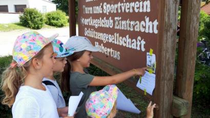 Bild: gz
Die kleinen Turnerinnen machen sich auf zur Schnitzeljagd durch Eslarn.