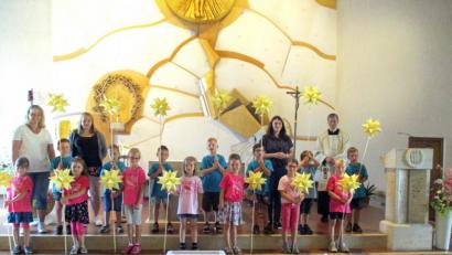 Bild: fvo
Im Abschlussgottesdienst zeigen die Vorschulkinder stolz ihre selbst verzierten Sterne.