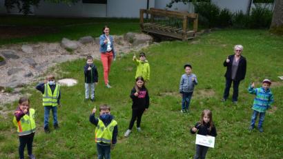 Bild: jr
Groß ist die Freude an der Grundschule Konnersreuth über den landesweit zweiten Preis, der mit 2000 Euro dotiert ist. Wie Schulleiterin Johanna Reger (Mitte) und Lehrerin Doris Czerwik mitteilen, soll das Geld soll für die Verkehrserziehung verwendet werden.