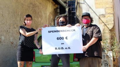 Bild: Dagmar Williamson
Johanna Ertl (links), Beraterin bei B.U.D., nimmt dankend 600 Euro entgegen. Stefanie Zehetbauer (Mitte) und Winni Rudrof, jüngst Opfer politisch motivierter Gewalt, übergeben die an sie gerichteten Spenden und hoffen, anderen helfen zu können.