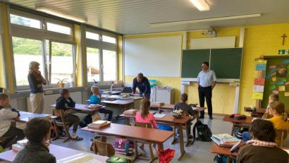 Bild: exb
Die Viertklässler der Grundschule machten sich über einen passenden Namen für den Bürgerbus viele Gedanken. Dafür wurde sie kurz vor Schulschluss noch mit Süßigkeiten und einer Spende in die Klassenkasse belohnt.