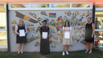 Bild: Mittelschule Ensdorf/exb
Die Besten bei der Abschlussprüfung an der Mittelschule Ensdorf werden besonders ausgezeichnet (von links): Annett Deml, Jennifer Seitz, Michelle Kaps und Lehrerin Alexandra Neumeyer. Annett Deml und Michelle Kaps hatten einen Quali-Schnitt von 2,1, Jennifer Seitz gar von 1,9.
