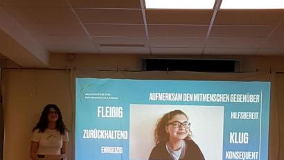 Bild: Montessorischule/exb
Hannah Krückeberg hat mit ihrem Notenschnitt von 1,3 den besten qualifizierenden Abschluss der Mittelschule im gesamten Stadtgebiet.