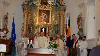 Bild: az
Zusammen mit den Ruhestandsgeistlichen Hans Bayer (links) und Wolfgang Traßl (rechts) feiert Stadtpfarrer Bernhard Müller den Festgottesdienst.