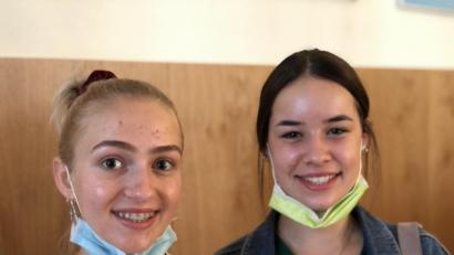 Bild: ero
Gina-Marie Meier (links) aus Amberg und Léa Ducret (rechts) aus Perigueux sind durch den Austausch am Erasmus-Gymnasium enge Freundinnen geworden
