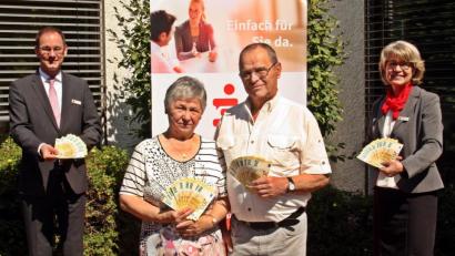 Bild: R. Kreuzer
Erika und Wilfried Fache (Mitte) freuen sich über den Geldsegen, den Filialleiter Robert Stahl und Vermögensbetreuerin Sieglinde Egelseer übergeben.