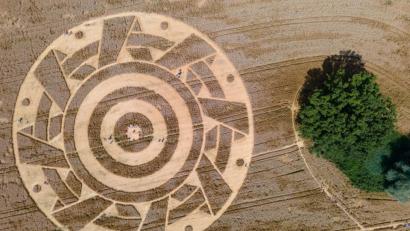 Bild: Sven Hoppe/dpa
Ein Kornkreis in einem Feld in der Nähe von Pähl.