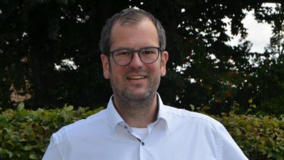 Bild: dob
Der gebürtige Regensburger Kilian Graber, der mit seiner Ehefrau und den drei Kindern in Wernberg-Köblitz wohnt, wird neuer Realschulleiter. Er folgt damit auf Direktor Andreas Meier, der nach acht Jahren mit Ablauf des Schuljahres in den wohlverdienten Ruhestand wechselte.