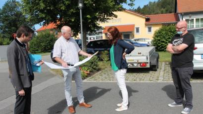 Bild: pi
Henner Wasmuth (Zweiter von links) stellt den Erstentwurf Landtagsabgeordnetem Stephan Oetzinger, Bürgermeisterin Marina Hirnet und Markus Friedl von der Verwaltungsgemeinschaft Pleystein (von links) vor.