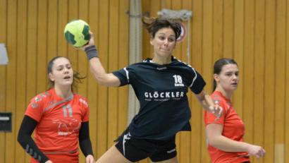 Bild: ham
Kerstin Schill (Mitte) steigt mit ihren Teamkolleginnen von der HSG Nabburg/Schwarzenfeld in die Landesliga auf. Die Meisterfeier fiel natürlich wegen Corona aus, soll aber nachgeholt werden. In diese Szene setzt sie sich im Lokalderby gegen zwei Spielerinnen des HV Oberviechtach durch.