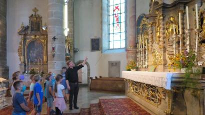 Bild: jzk
Bei der Kirchenführung erklärte Stadtpfarrer Thomas Kraus den Erstkommunionkindern den Hochaltar mit dem Tabernakel.