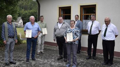 Bild: sck
Ehrengäste, einige wiedergewählte Vorstandsmitglieder und die Sieger des Jahrespokalschießens bei Unter Uns (von links): Zweiter Bürgermeister Norbert Gradl, Josef Schindler, Anton Kugler, Joachim Kugler, Karoline Lutz, Dritter Bürgermeister Michael Streit, Zweiter Schützenmeister Thomas Heberl und Schützenmeister Josef Geyer.