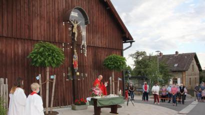 Bild: frd
Das renovierte Dorfkreuz ist nun der besondere Hingucker im umgestalteten Ortszentrum von Ödmiesbach. Mit dem neuen Dorfplatz hat sich die Ortsgemeinschaft selbst ein kleines Denkmal gesetzt. Pfarrer Herbert Rösl spendete den kirchlichen Segen zum Projektabschluss.