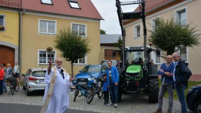 Bild: jr
Segnend zog Pfarrseelsorger Pater Benedikt Leitmayr am Sonntag über den Pfarrer-Naber-Platz und erbat Gottes Schutz für die aufgestellten Fahrzeuge sowie die Lenker und weiteren Insassen.