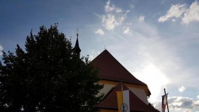 Bild: hzi
Vorplatz mit Kirchenfahnen