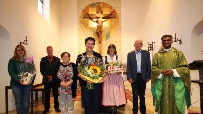 Bild: ld
In einem Gottesdienst verabschiedeten Pater Joy Munduplackal (rechts), Vertreter der Pfarrgemeinde und der Kirchenverwaltungen sowie Andrea Gutt vom Kindergottesdienst-Team Gemeindereferentin Bettina Rögner (Mitte).
