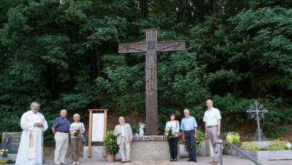 Bild: she
Sie freuten sich nach der Segnung des Friedhofskreuzes und der Gedenktafel über ein gelungenes Werk: (von links) Pfarrer Markus Ertl, das Ehepaar Hartinger, Museumsleiter Peter Lichtenberg, das Ehepaar Wildenauer und Bürgermeister Konrad Kiener.