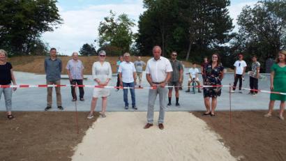 Bild: e
Der neue Skatepark in Kümmersbruck ist eröffnet. Das Band durchschneiden Bürgermeister Roland Strehl (Mitte), Helena Schubert (rechts daneben) und dies gemeindliche Jugendbeauftragte Sonja Finsterer (rechts).
