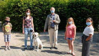 Bild: Sibylle Sandner/exb
Johanna Zahner und ihr Hund Buddy (Mitte): Nicht nur die Schulkinder sind begeistert, sondern auch Jugendreferent Harald Knerer-Brütting.