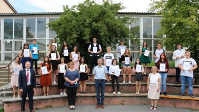 Bild: hai
Die erfolgreichen Absolventen der Werner-Porsch-Mittelschule mit den Jahrgangsbesten Jana Bauer, Emily Popp Cemre Ülker, Projektprüfungsbesten Benjamin Schott, Emily Popp und Lisa Geier, Rektorin Hedwig Forster, Klassenleiter und Konrektor Christian Hanauer, Elternbeiratsvorsitzender Heike Geier und Rathauschef Christian Porsch (vorne von rechts).