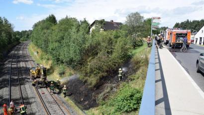 Bild: mde
Durch Funkenflug bei Trennarbeiten durch die Gleisbauarbeiten kam es am Dienstagvormittag zum Brand des Bahndamms an der Bahnstrecke in Immenreuth. Die Kräfte der örtlichen Feuerwehr konnten den Brand rasch unter Kontrolle bringen.