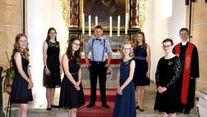 Bild: ALTSTADT ATELIER
Mit festlichen Klängen nahm der Posaunenchor die Konfirmanden mit Pfarrer Andreas Ruhs (rechts) in Empfang.